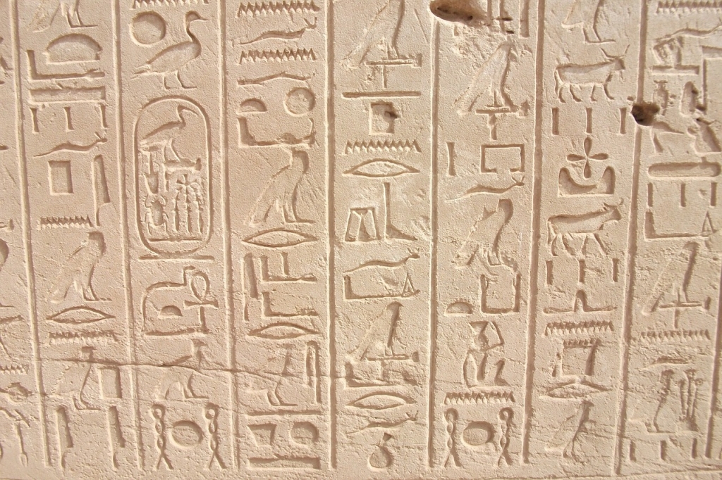 El hallazgo de la piedra Rosetta permitió descifrar la escritura jeroglífica.
