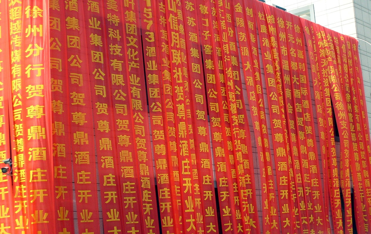 El chino se escribe con dibujos y existen decenas de miles de caracteres que los traductores e intérpretes de chino conocen.
